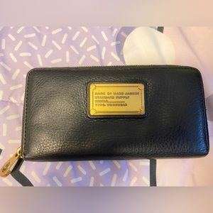 Marc Jacobs zip around wallet GUC